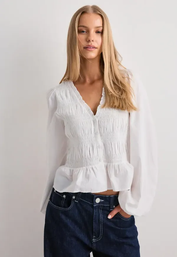Nelly - Vit - Flirty V-neck Blouse