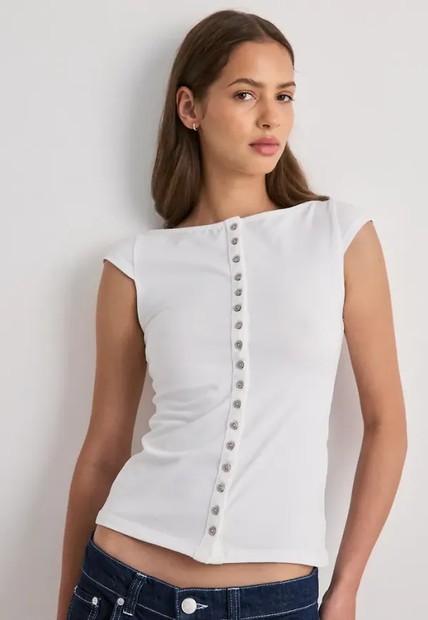 Nelly - Vit - Front Button Tee