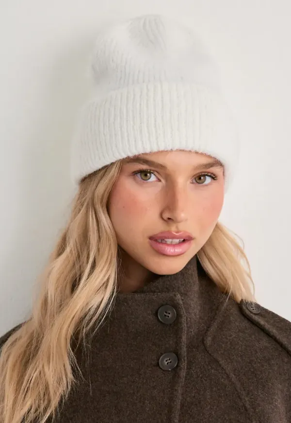 Nelly - Vit - Fuzzy Beanie