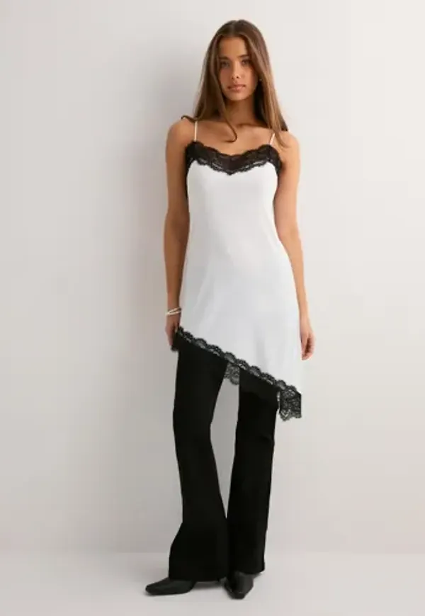 Nelly - Vit - Lace Asymmetric Slip Dress