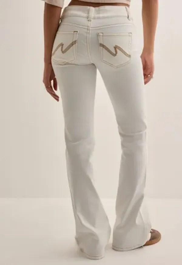 Nelly - Vit - Low Waist Bootcut Stitch Jeans