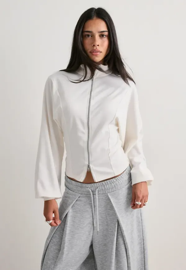 Nelly - Vit - Luxury Funnel Neck Zip