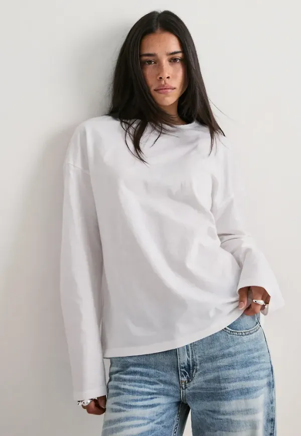 Nelly - Vit - Relaxed Long Sleeve Top