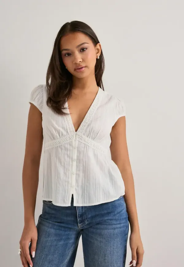 Nelly - Vit - Striped Lace Detail Blouse