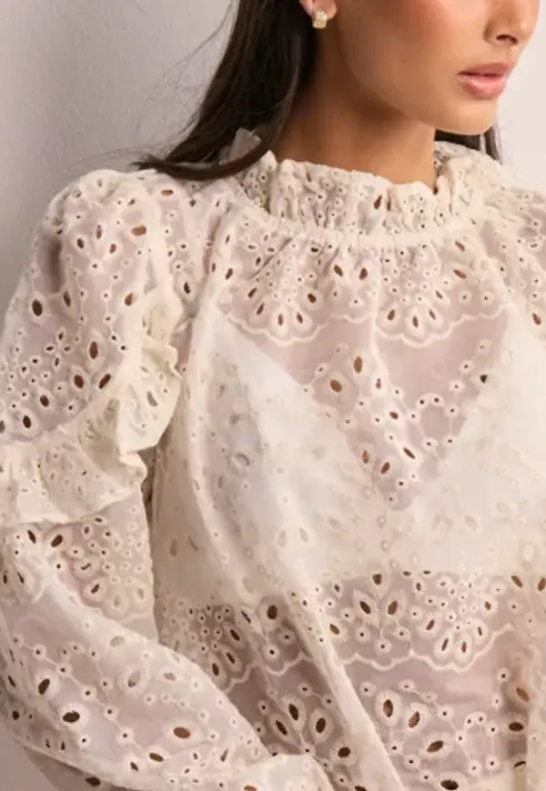 Neo Noir - Vit - Nadira Embroidery Blouse