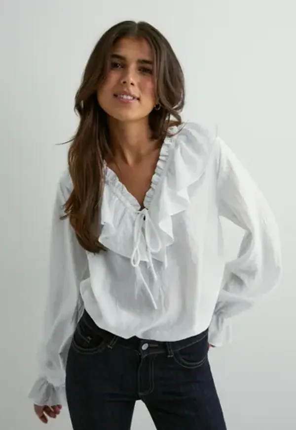 Neo Noir - Vit - Aminea Ruffle Blouse