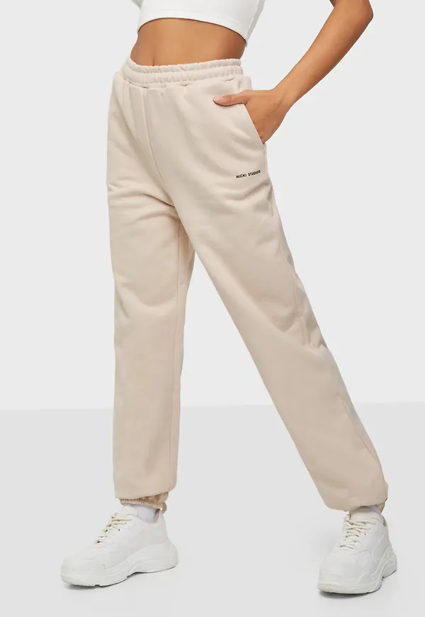Nicki Studios - Mjukisbyxor - Classic Logo Collage Pants - Byxor & Shorts