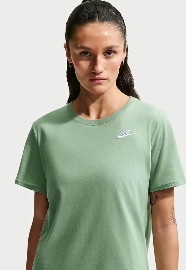 Nike Sportswear Club Essentials