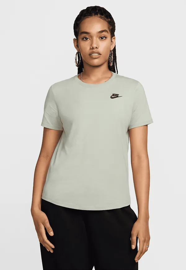 Nike Sportswear Club Essentials