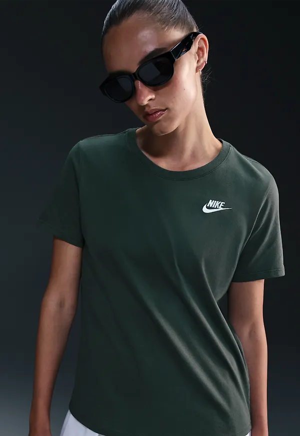 Nike Sportswear Club Essentials