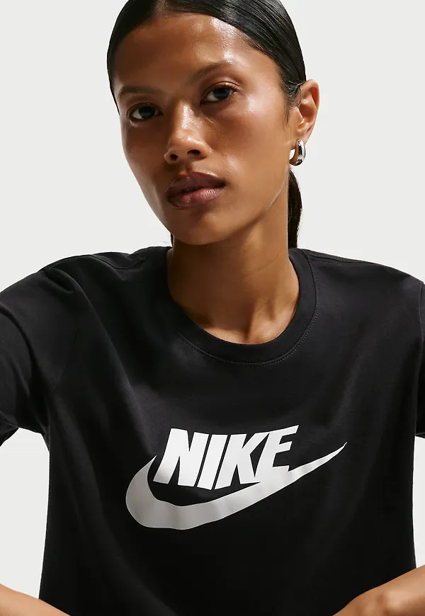 Nike Sportswear Essentials