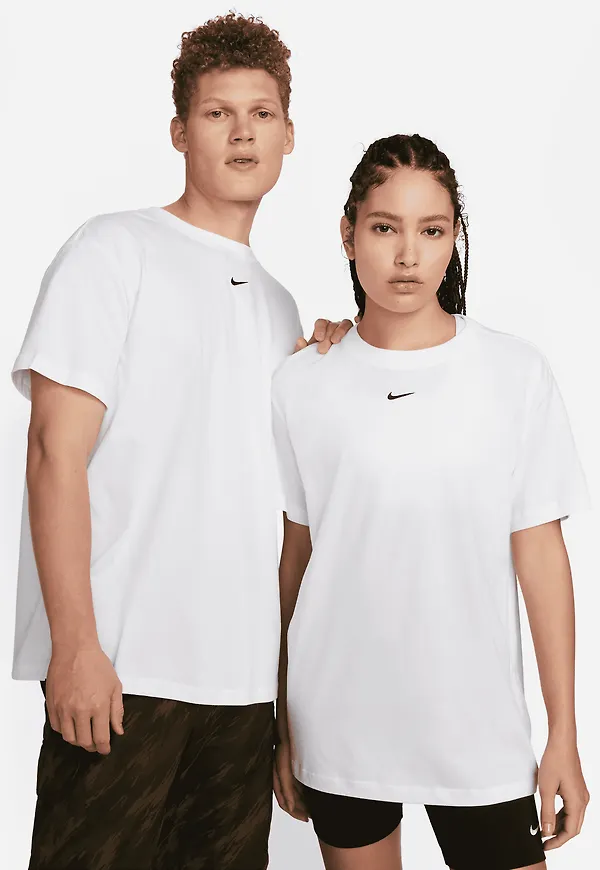 Nike Sportswear Essentials