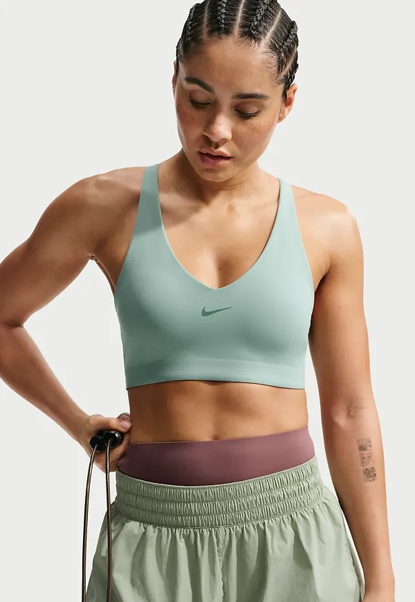 Nike Universa