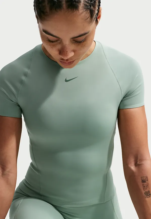 Nike Universa
