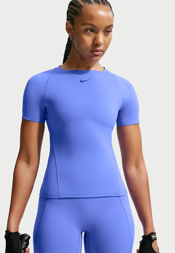 Nike Universa