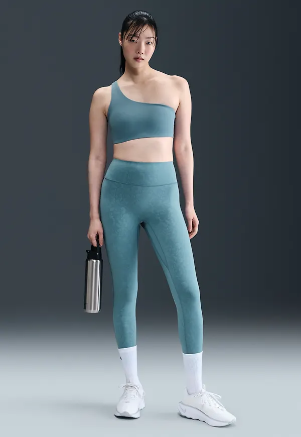 Nike Universa