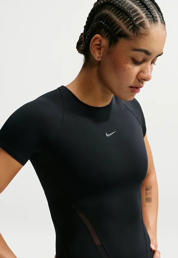 Nike Universa