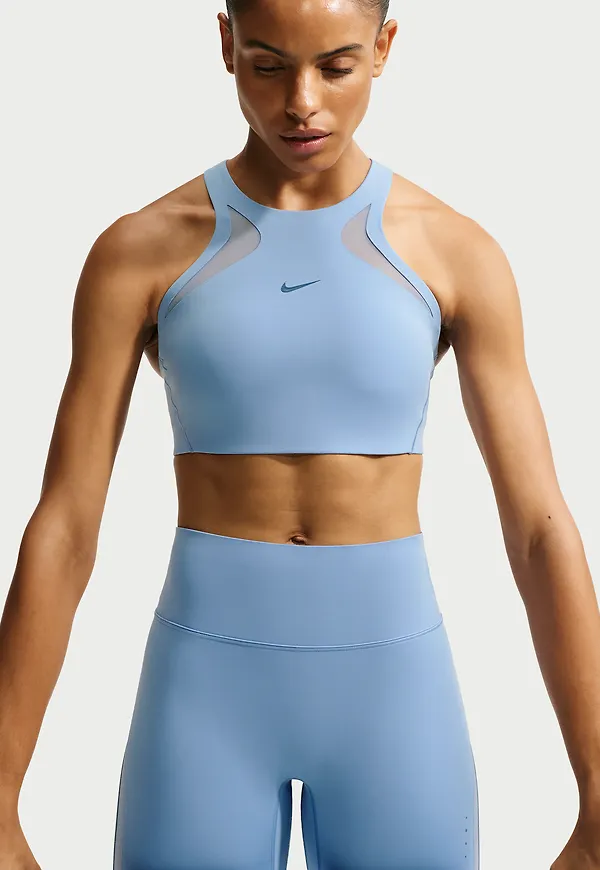 Nike Universa