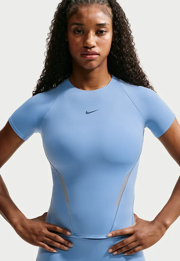 Nike Universa