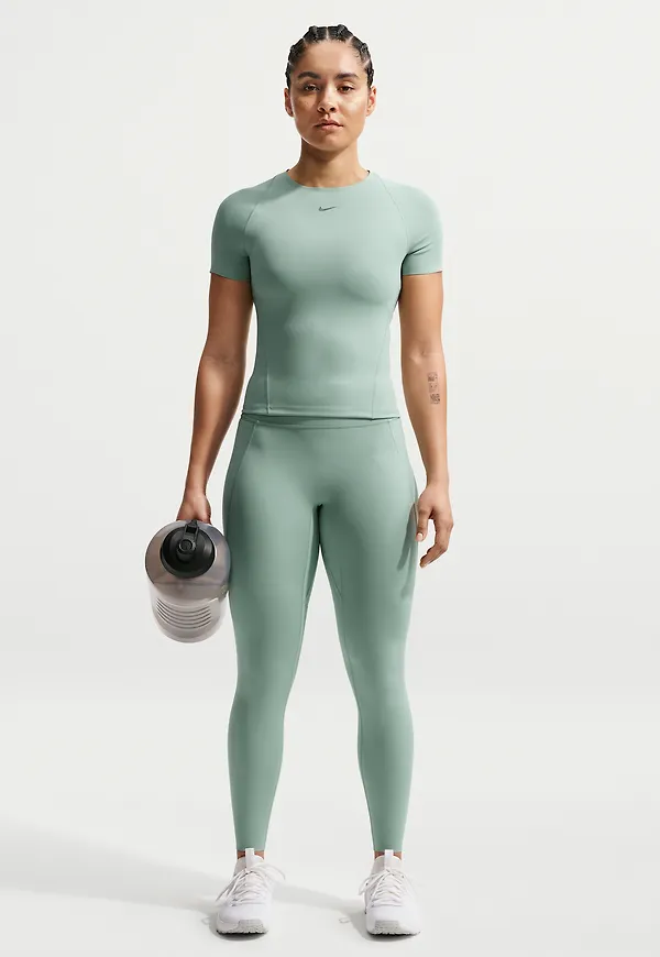 Nike Universa