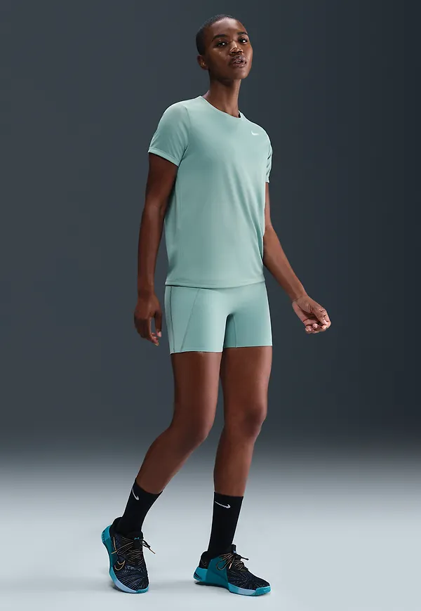 Nike Universa