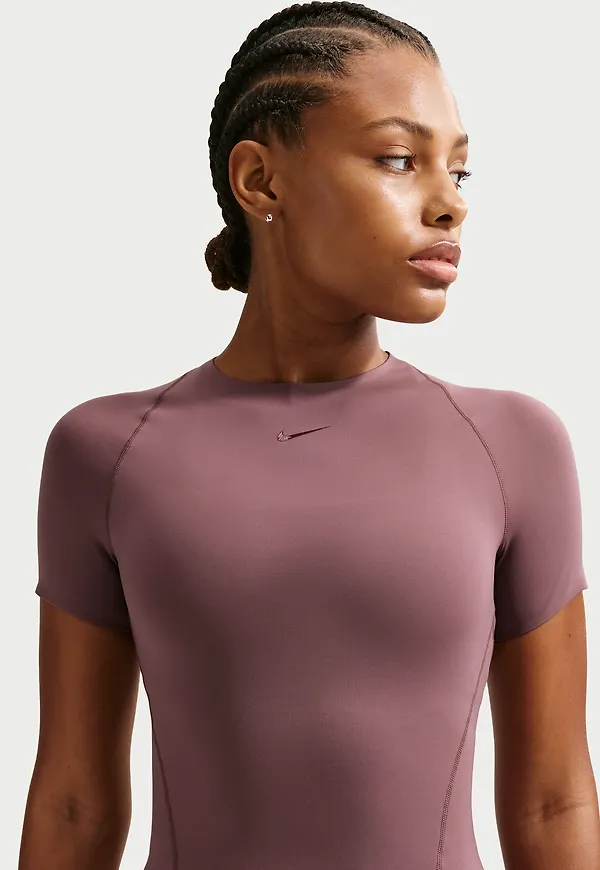 Nike Universa