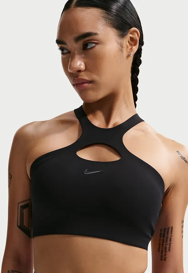 Nike Universa