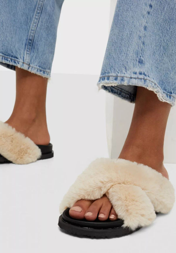 NLY Shoes - Inneskor - Beige - Furry Cross Sandal - Flats & Lågskor