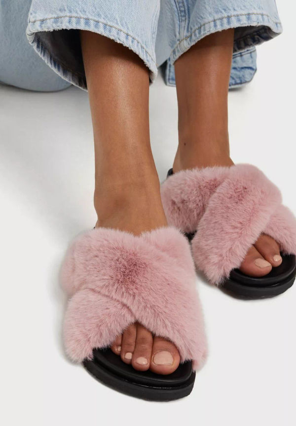 NLY Shoes - Inneskor - Dusty Pink - Furry Cross Sandal - Flats & Lågskor
