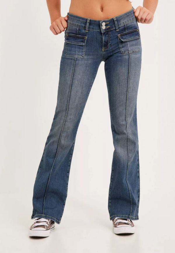 NLY Trend - Bootcut jeans - Vintage Blue Denim - Low Waist Bootcut Pocket Jeans - Jeans