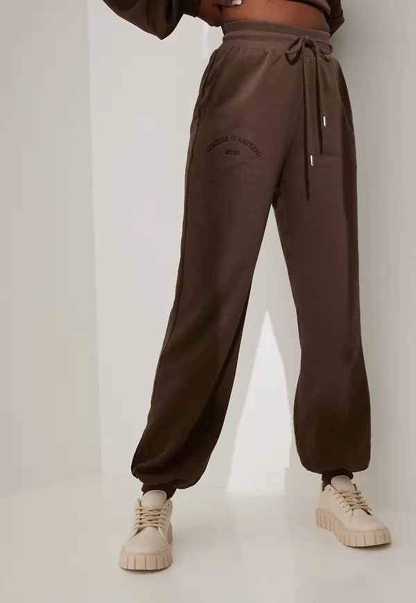 NLY Trend - Byxor & Shorts - Brun - Embroidery Sweat Pants - Byxor & Shorts