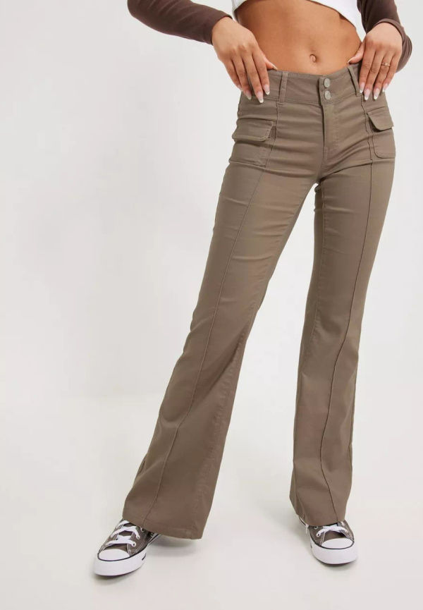 NLY Trend - Low waist byxor - Beige - Low Waist Tight Flare Pants - Byxor