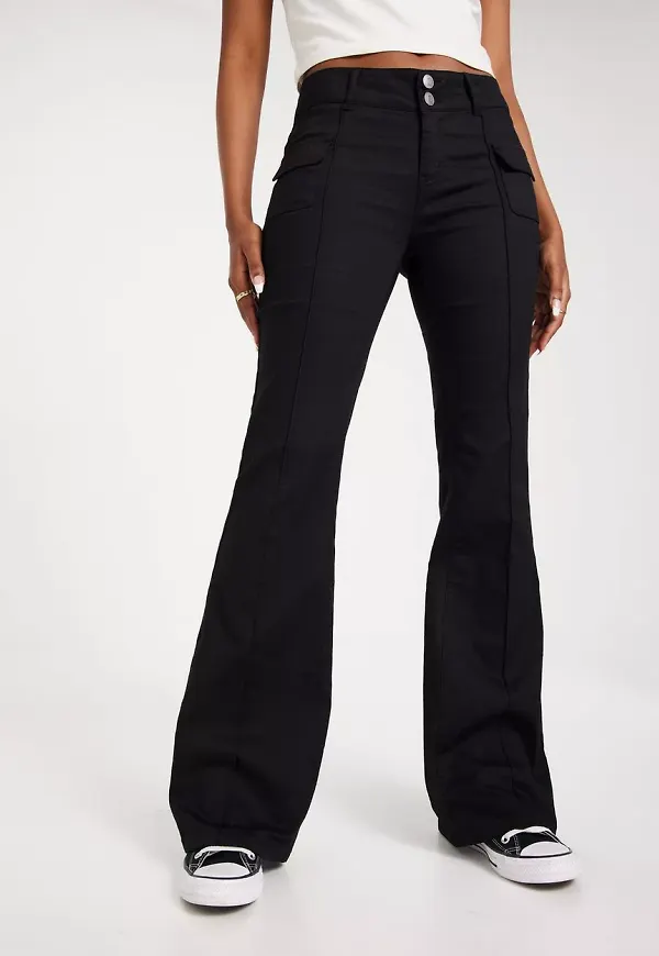 NLY Trend - Low waist byxor - Svart - Low Waist Tight Flare Pants - Byxor