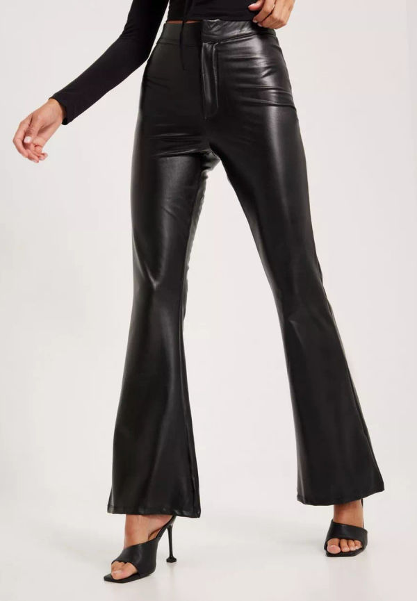 NLY Trend - Skinnbyxor - Svart - Flare Pu Pants - Byxor