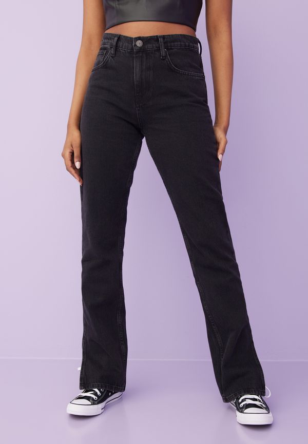NLY Trend - Straight - Svart - Cheeky Fit Slit Denim - Jeans - Straight