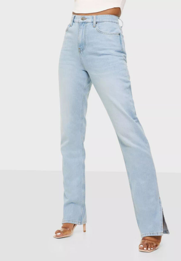NLY Trend - Straight jeans - Ljus Blå - Cheeky Fit Slit Denim - Jeans