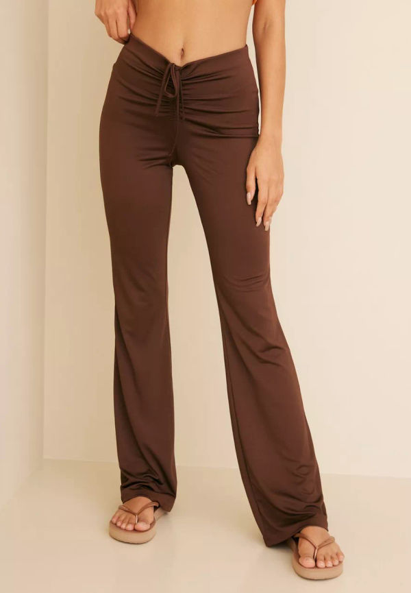 NLY Trend - Utsvängda byxor - Brun - Strap Flare Pants - Byxor