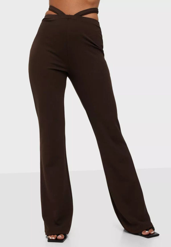 NLY Trend - Utsvängda byxor - Brun - Strap Waist Pants - Byxor
