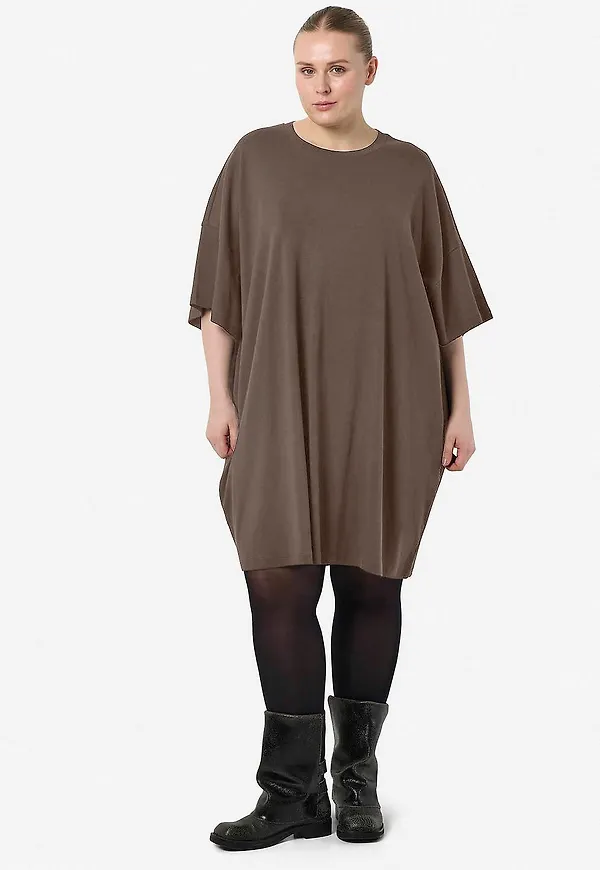 Noisy May Curve - T-shirtklänning nmMocca 2/4 Boxy Curve NO - Brun