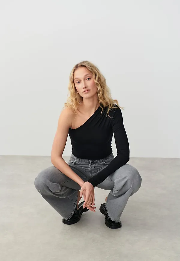 One shoulder top
