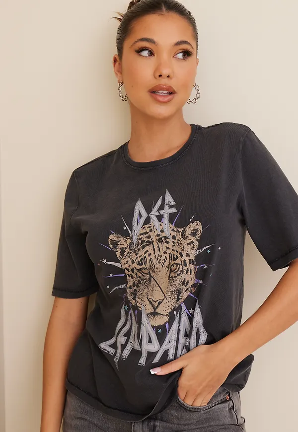 Only - T-shirts - Black Star - Onldef Leppard Boxy Life S/S Top Bo - Toppar - T-shirts