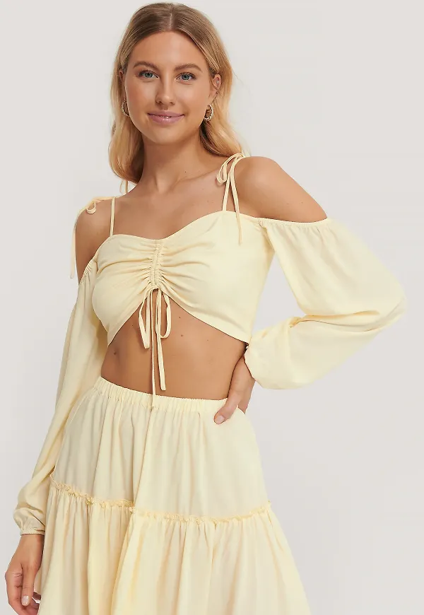 Pamela x NA-KD Reborn Croppad topp med knytdetalj - Offwhite