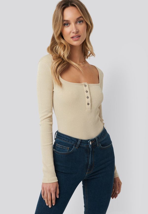 Pamela x NA-KD Reborn Ekologisk långärmad bodysuit med knappdetaljer - Beige