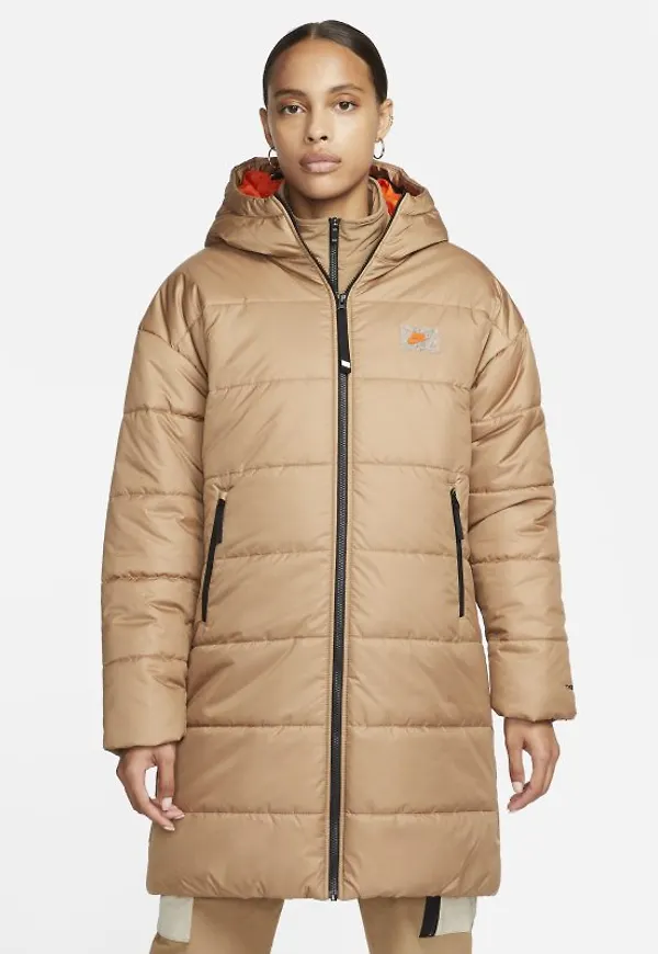 Parkas med huva och syntetfoder Nike Sportswear Therma-FIT Repel för kvinnor - Brun
