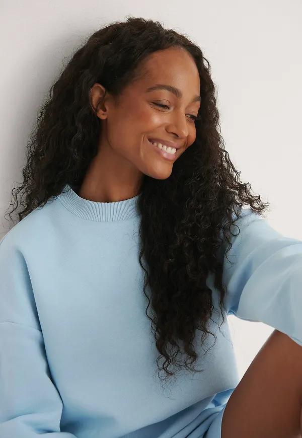 Pelican Bay x NA-KD Stor sweatshirt med nedhasad axel - Blue
