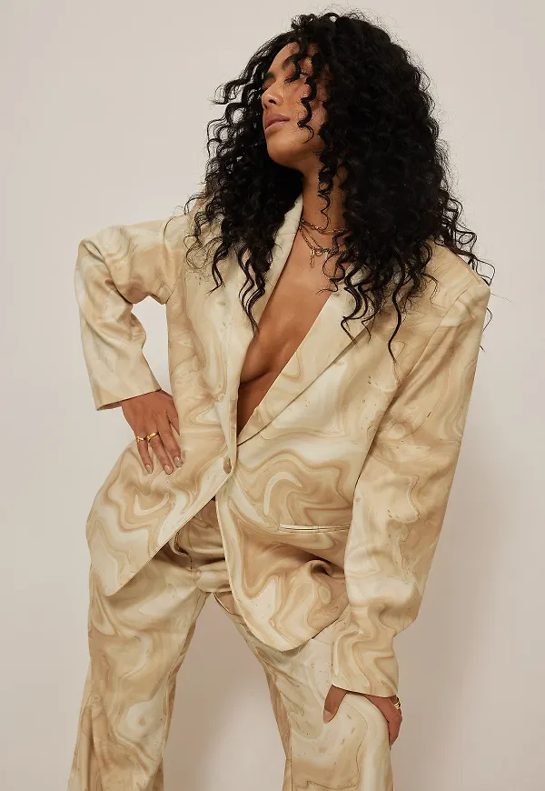 Picked by Hanna Schönberg Skräddarsydd oversized kavaj med tryck - Beige