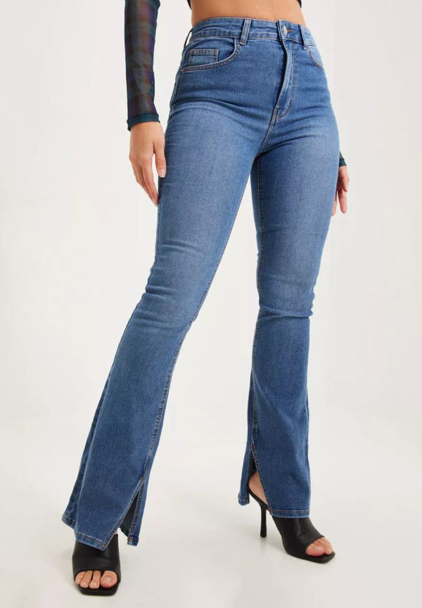 Pieces - Flare jeans - Medium Blue Denim - Pcpeggy Hw Flared Slit Jeans Bc - Jeans