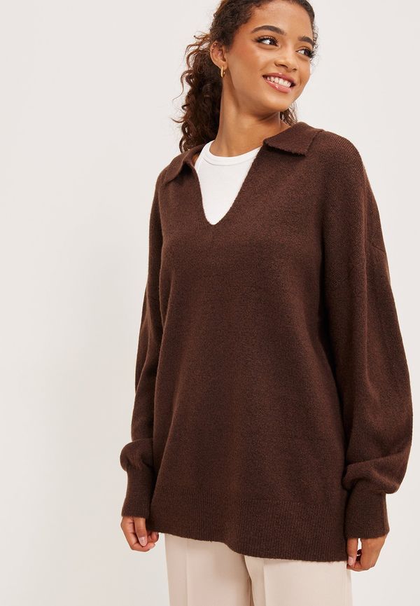 Pieces - Stickade tröjor - Chicory Coffee - Pcnoola Ls Oversize Polo Knit Bc - Tröjor - Knitted sweaters