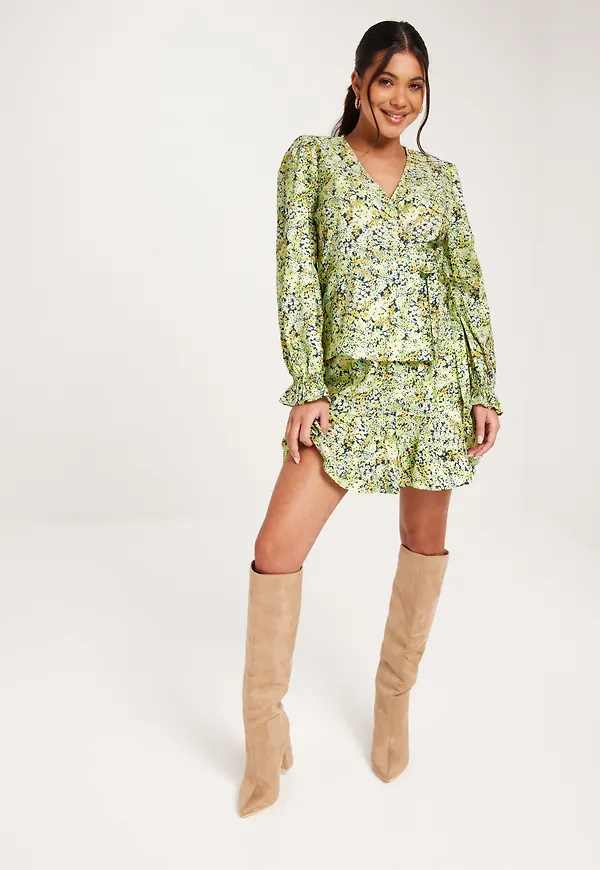 Pieces - Blommig - Pcbruna Ls Wrap Top