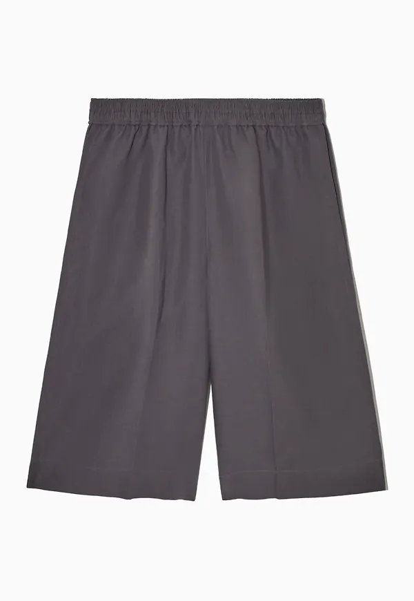 PLEATED BERMUDA SHORTS